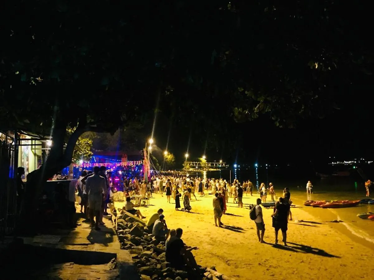 Dee Dee Sea Front Hostel Phi Phi Don Thailand