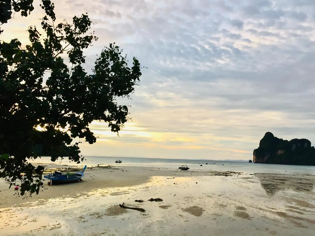 Dee Dee Sea Front Hostel Phi Phi Don