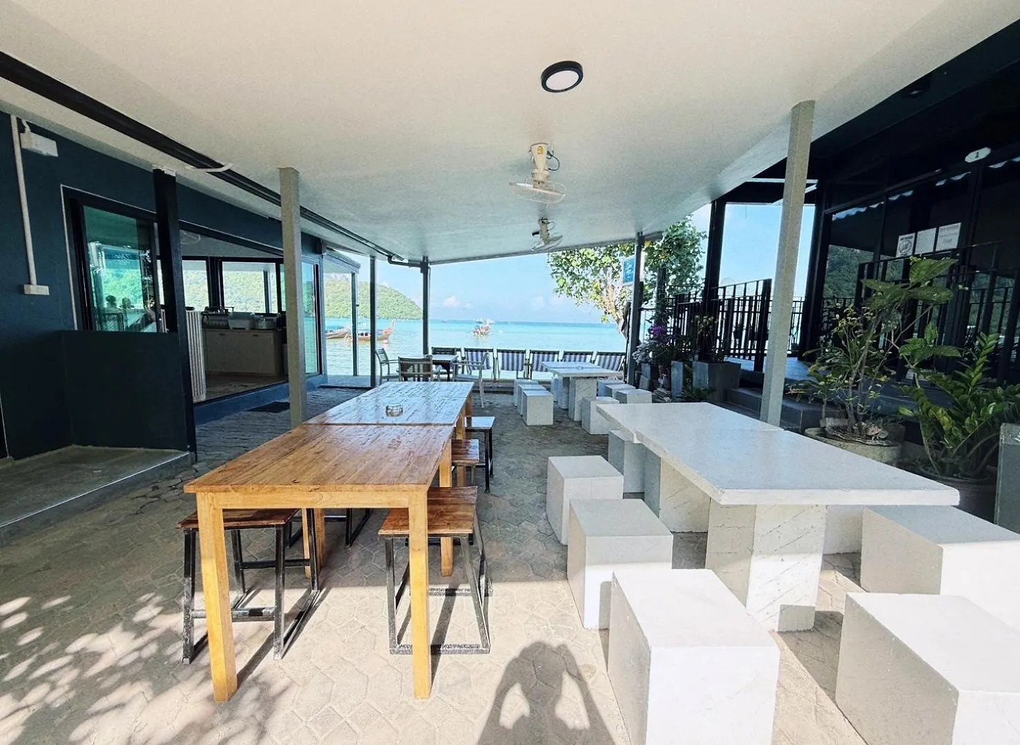 Dee Dee Sea Front Hostel Phi Phi Don
